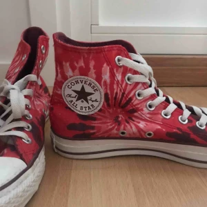  - Super Unika höga converse köpta i USA. Real secondhand i fint skick. Jag tar swishbetalning (+50kr för frakt) 😊