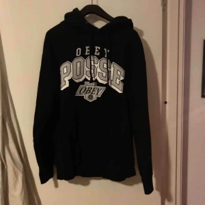  - Obeyhoodie i toppskick, använd ett par gånger men utan slitage. Storlek M, frakten är inräknad i priset. 