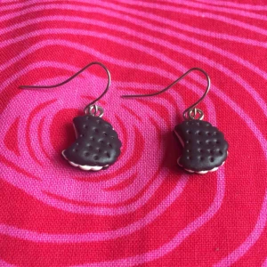 Örhängen - Oreo örhängen 🍪 Skriv gärna om du har några frågor!