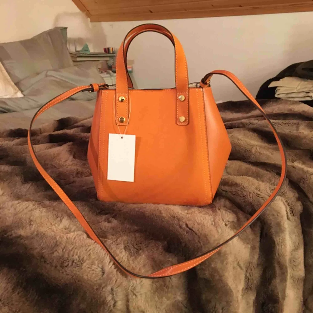 Super fin orange väska från hm! Helt ny & oanvända .. säljs då denna ej kommer till användning 😭 . Väskor.