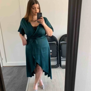  - Otroligt fin klänning från ellos. Använd endast en gång, och levereras i nyskick. Den perfekta klänningen till jul eller fest! Köparen står för frakt.