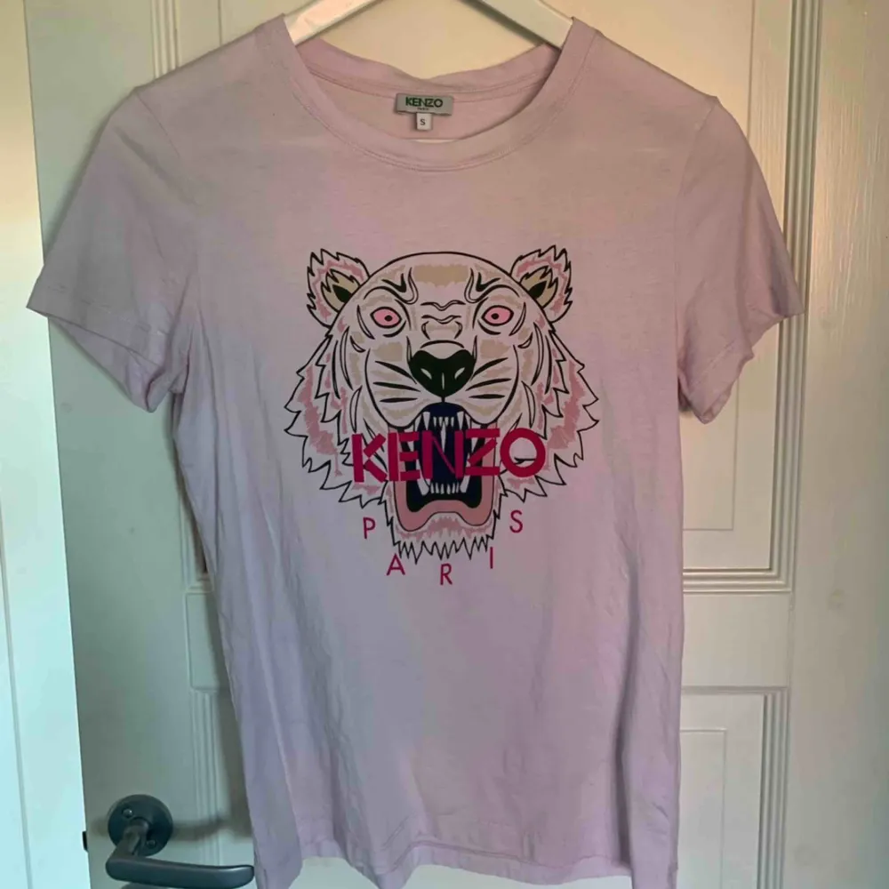 Ljusrosa tröja från Keno. 350 och jag bjuder på frakt. . T-shirts.
