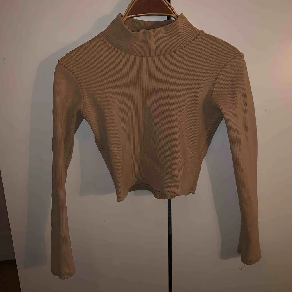 Denna tröjan är köpt från NA-KD men är i märket beyyoglu. Den är i färgen nude beige. +frakt. Toppar.