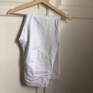 Ett par snygga vita mom jeans från Zara i storlek 34, använts ett fåtal gånger. Säljer pga av att de är lite för små för mig! 💕