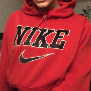  - jättesnygg och mysig tjocktröja i fint skick, även denna är köpt på beyond retro!🥰 finns i Falun, men kan annars fraktas mot kostnad (63kr)<33 BUDGIVNING PÅGÅR