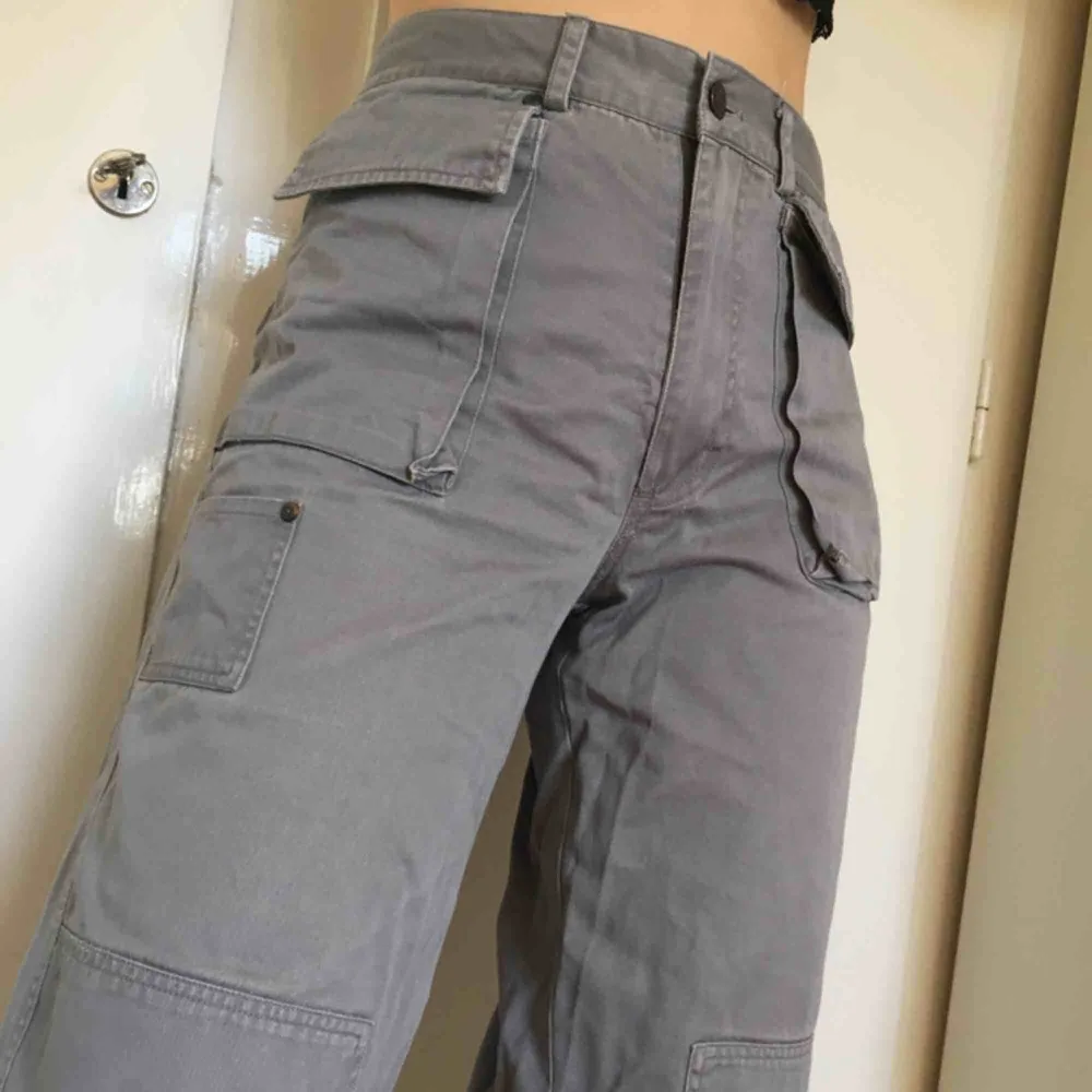 🎃Grå cargobyxor 🎃 36 cm över midjan, 98 cm långa (måttat från midjan till byxänden)🎃 höga i midjan!🎃. Jeans & Byxor.
