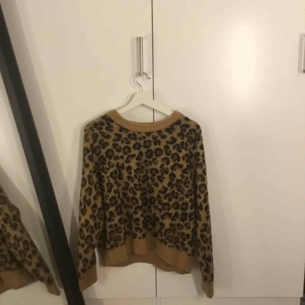 Super fin stickad tröja med leopard mönster. Perfekt nu till hösten och vintern när det börjar bli kyligare. Inte använt tröjan många gånger.. Stickat.