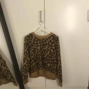 Super fin stickad tröja med leopard mönster. Perfekt nu till hösten och vintern när det börjar bli kyligare. Inte använt tröjan många gånger.