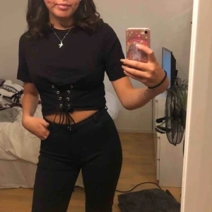  - Snygg kroppad t-shirt med cool knytdetalj från zara. Köpt för något år sedan för ca 150kr tror jag. Den är knappt använd och är i nyskick. Köparen står för frakt.💓
