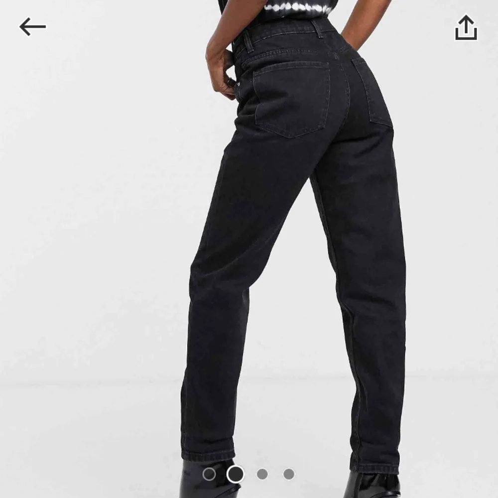 Ett par super snygga svarta mom jeans ifrån Bershka. Tyvärr för stora för mig och därför aldrig använda. Köparen står för frakten:). Jeans & Byxor.