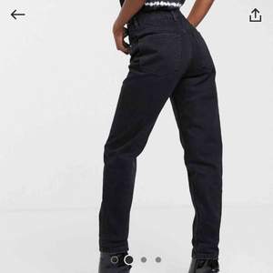 Ett par super snygga svarta mom jeans ifrån Bershka. Tyvärr för stora för mig och därför aldrig använda. Köparen står för frakten:)