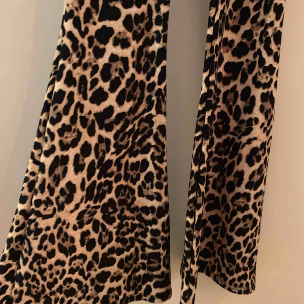Leopardmönstrad tight jumpsuit i mjukt stretchigt material. Tunna axelband som korsar i ryggen, utsvängda ben. Köpt för bara några månader sen, använd 1 gång, felfritt skick! Perfekt för halloween eller fest eller med en stor tröja över 🐆 . Övrigt.