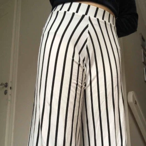  - Jätte härliga vida, high wasted byxor från Gina tricket. Använda några gånger bra skick. Jätte sköna😍 köpare står för frakt 