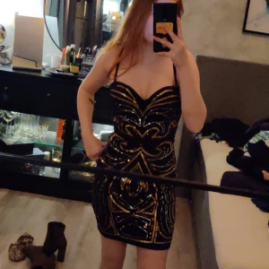  - Fin nyårs klänning med v-ringning, banden går att ta bort  Frakt 39  