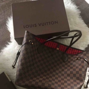  - LV neverfull MM damier. Köpt i Paris i flagship butiken. Använd men är i jätte bra skick. Kartong medföljer, kvitto finns. Säljer pga att jag köpte en ny. 