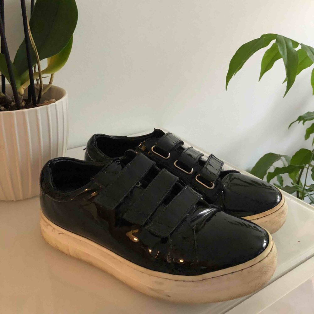J.lindeberg skor lackade med kardborreband | Plick Second Hand