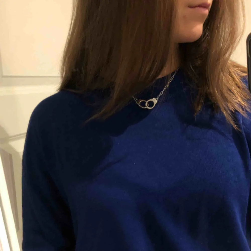 Blå snygg tröja som passar perfekt nu till höst o vinter💙. Tröjor & Koftor.