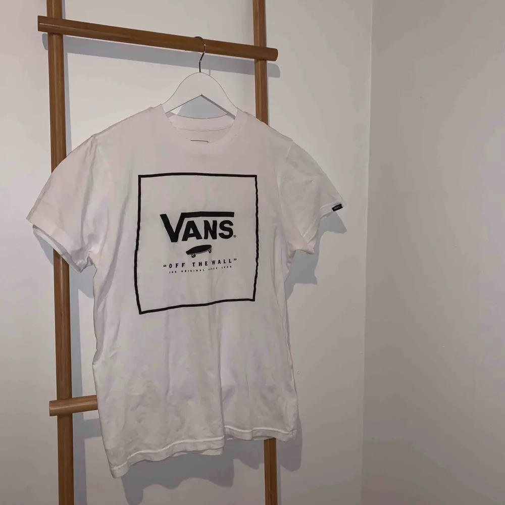 En snygg T-shirt från Vans i storlek S. Kan mötas upp i Falun eller skickas mot frakt . T-shirts.