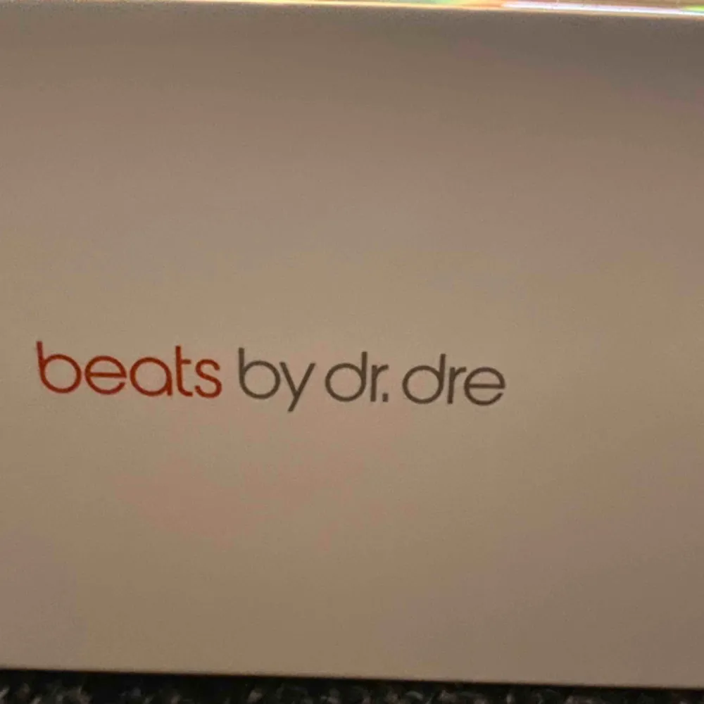 Trådlösa hörlurar från märket Beats by Dr Dre. I nytt skick då jag knappt använt dom. Alla delar finns med förutom laddare men dessa går att ladda med en iphone laddare då det är en Apple produkt (kan skicka med en iphone laddare om det skulle behövas). . Övrigt.