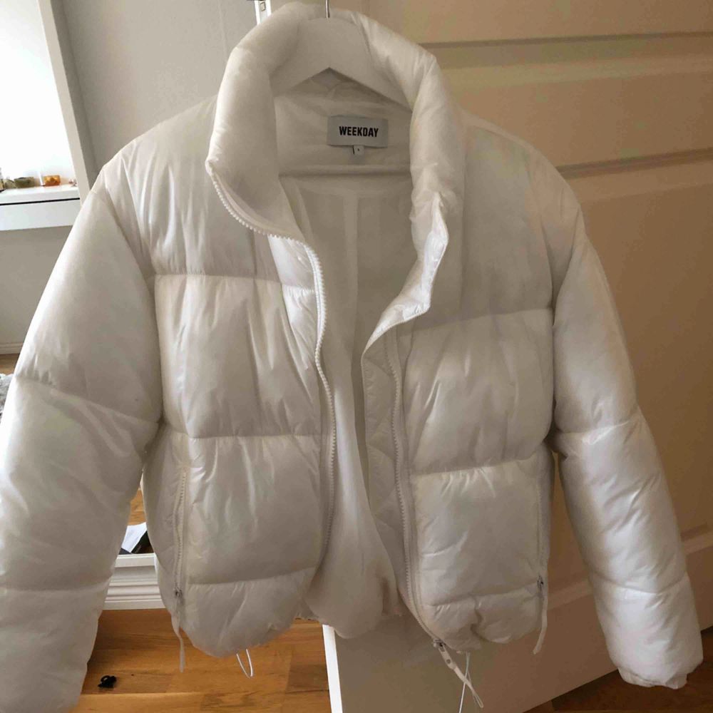 Säljer denna snygga vita puffer jacket från weekday! Varm och perfekt till vintern. Har en innerficka och resårband. Använd någon fåtal gång. Kan mötas upp i Stockholm , eller skicka, men då står köparen för frakt! Nypris 800 kr❄️☃️💙. Jackor.