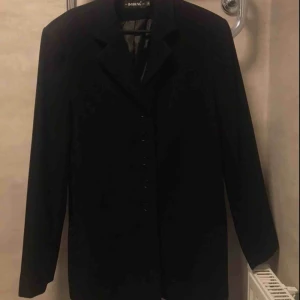  - Tjock svart kappa till vinter. Kan skicka mer bilder!