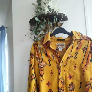  - BÄSTA SKJORTAN DÄR UTE. Snygg. Skön och Manchester. Köpt mitt under Joys framträdande på Emmabodafestivalen. Behöver nytt hem där den älskas så mycket som den är värd. Frakt står du för 🌻🤙🏼