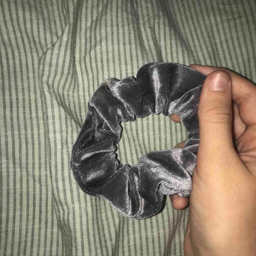 Jättesöt scrunchie i grå sammet | Plick Second Hand