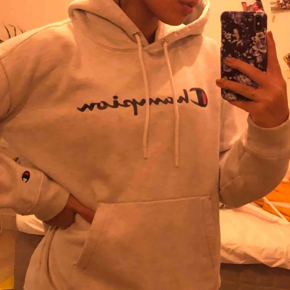 Grå/vit champion hoodie! Ny pris 850kr. Neuletakit & Villapaidat.