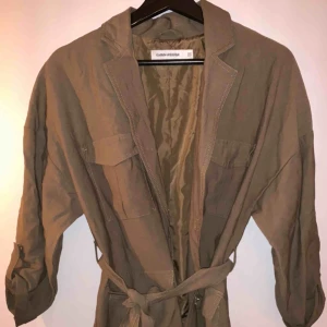 - Fin militärgrön jacka från Carin wester. Endast använd 1 gång 