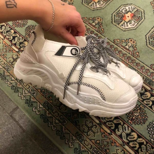  - Skor från prettylittlething! Använda en kort stund därför säljer jag, de står bara och samlar damm ✨ Står inte storlek i men är rätt säker på att dom är 38!