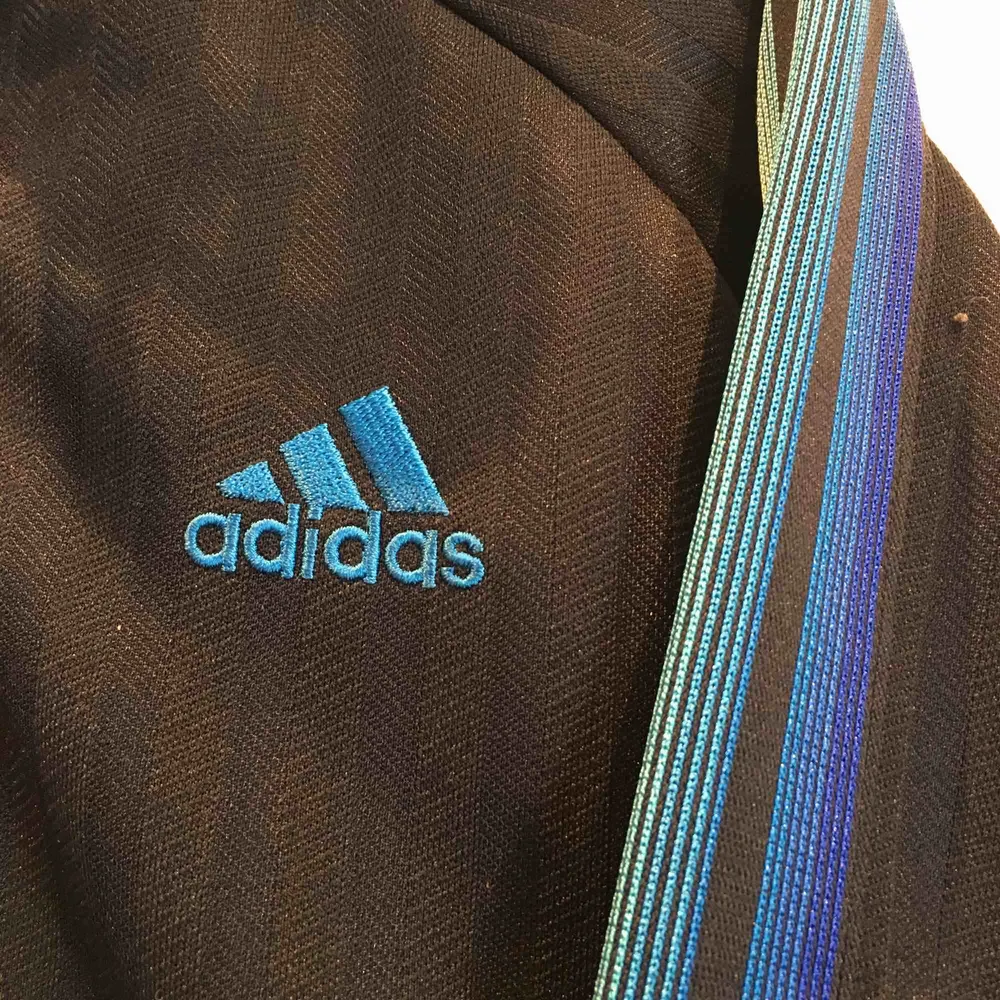 Adidas vintage träningsjacka köpt på secondhand i Amsterdam.   Eventuell frakt betalas av köparen. . Hoodies.