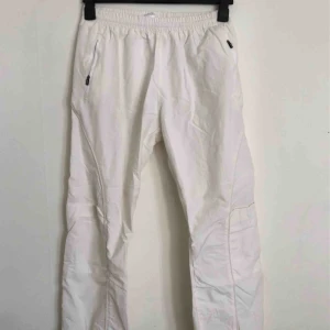  - Byxor från fjolårets fila x weekday-släpp. Använda 2 gånger så dom är i mycket fint skick!