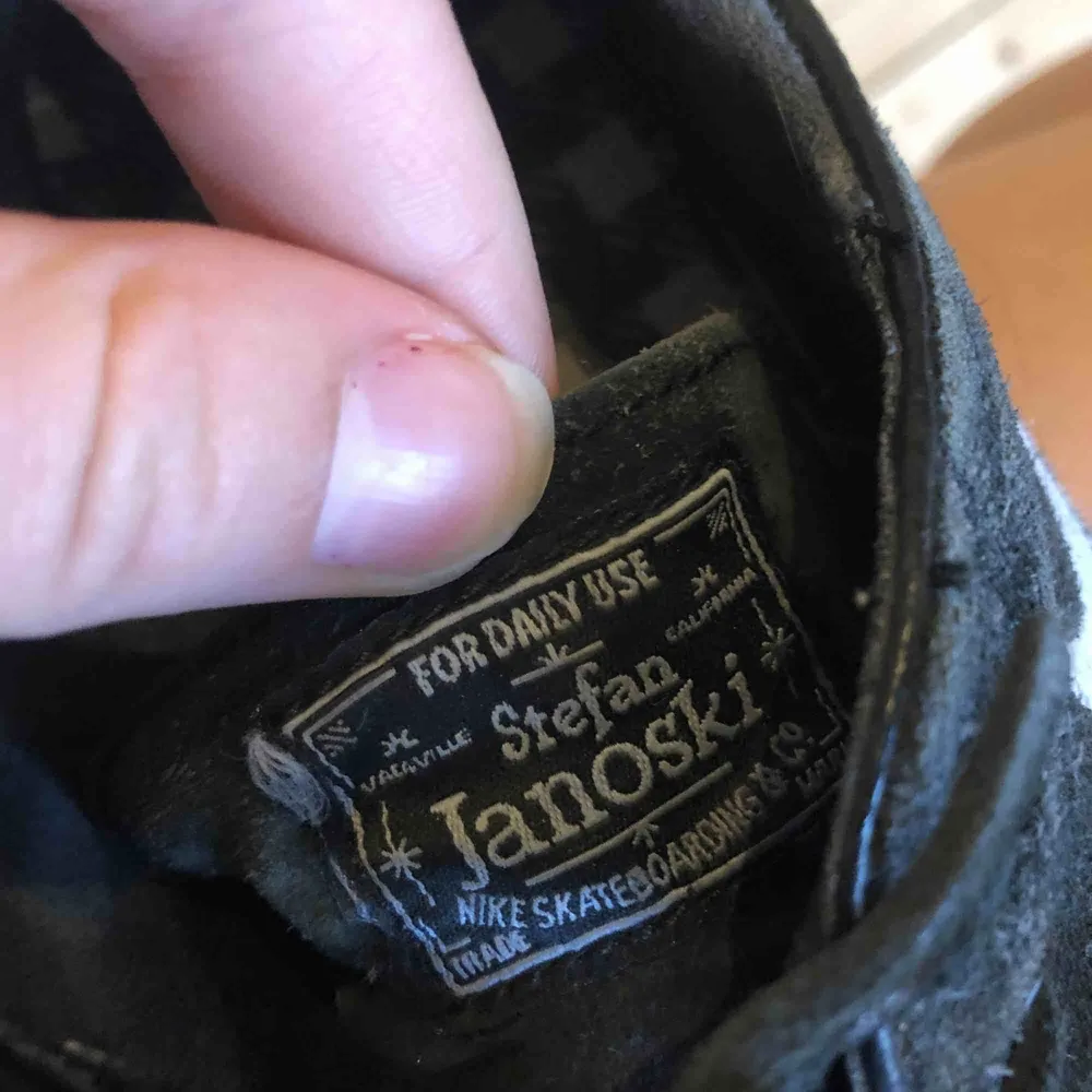 Nike Janoskis, använda men i bra skick! Säljes pga använder aldrig dessa längre. Otroligt sköna skor. Skor.