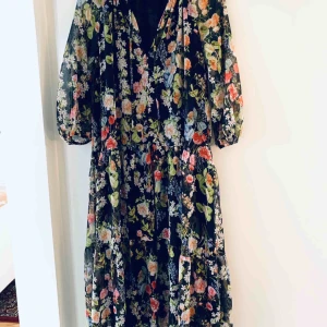  - Superhärlig klänning som förblir oanvänd i min garderob. Väldigt snygg att matcha med favoritjeansen/byxorna i höst och vinter. Inköpt för 549 kr. 