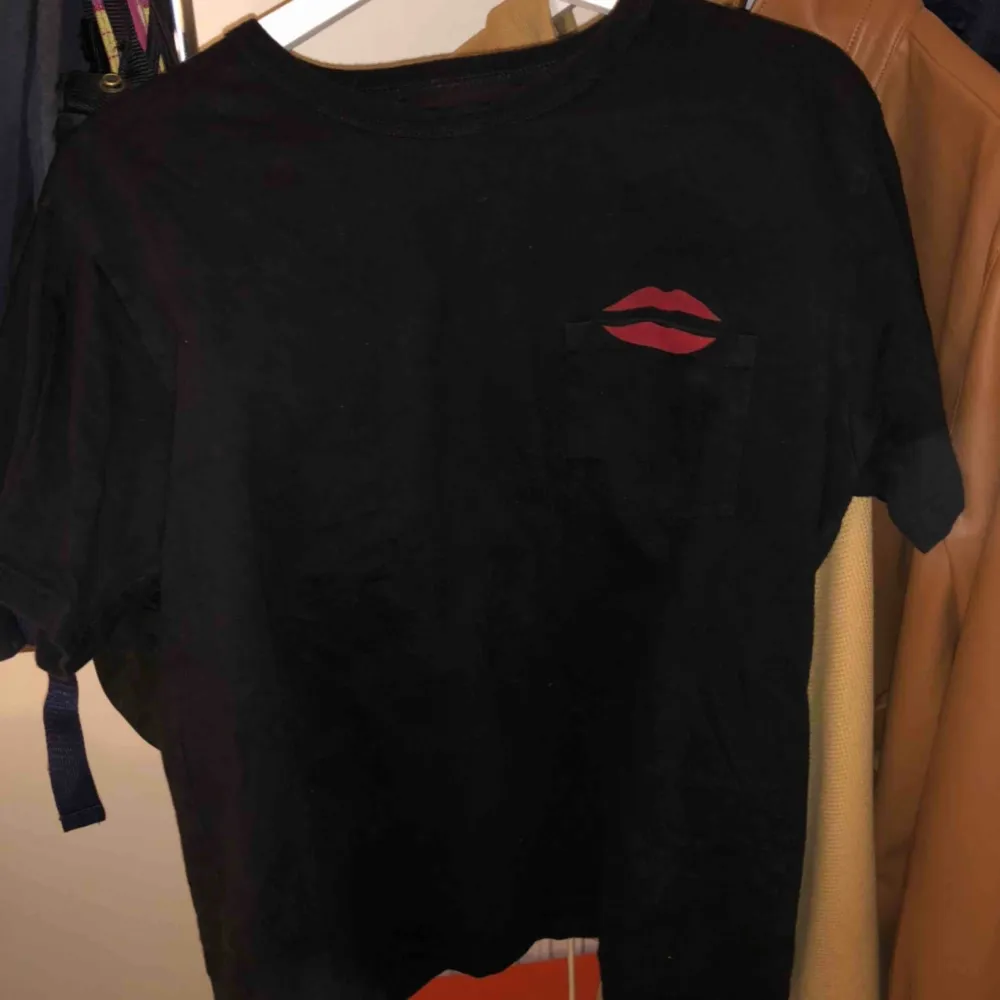 SNYGG oversized tröja från designern Bianca Chandon. En stor favorit som nu ska lämna garderoben 😢 pm för mer frågor!! . T-shirts.