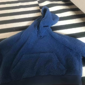  - Fin blå hoddie i Teddy tyg från monki Köpt för 500