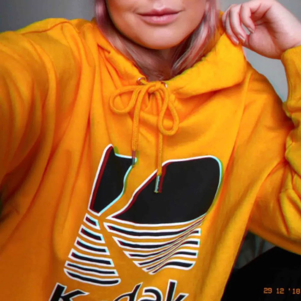 Super snygg gul oversized hoodie med Kodak print, endast använd några gånger. ✨ (Lånad bild) ☺️. Hoodies.