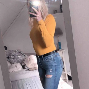  - Senapsgul tröja från Nelly. Använd fåtal gånger och är i mycket bra skick. Mjukt material som andas bra.