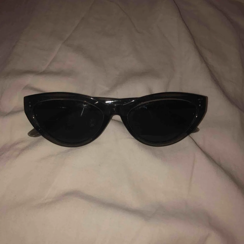 Solglasögon från weekday i modellen ”arrival cateye”  Solglasögonen är gråa men syns inte tydligt på bild.. Accessoarer.