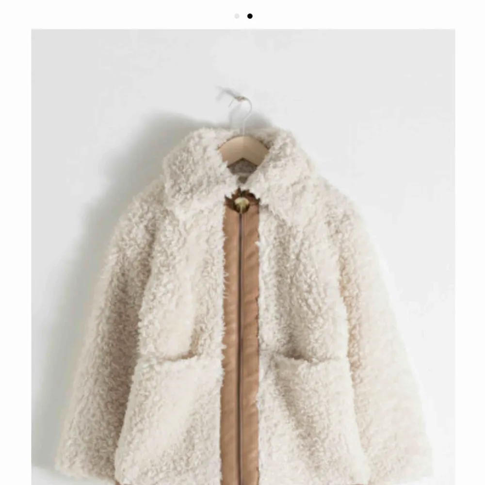 Faux Shearling Jacket från & Other Stories. Nypris 1300. Oanvänd. Säljer vidare då den inte kommit till användning  hos mig tyvärr.  Frakt på 69 kr tillkommer om du ej kan mötas upp. :) . Jackor.