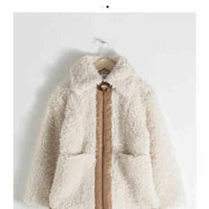  - Faux Shearling Jacket från & Other Stories. Nypris 1300. Oanvänd. Säljer vidare då den inte kommit till användning  hos mig tyvärr.  Frakt på 69 kr tillkommer om du ej kan mötas upp. :) 