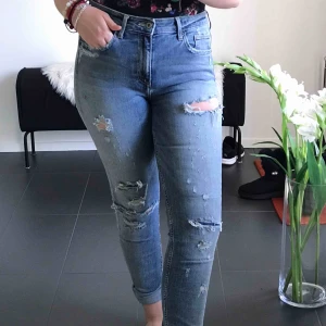  - Skinny high waisted jeans med hål kontakta mig om frakt samt annan information❤️❤️