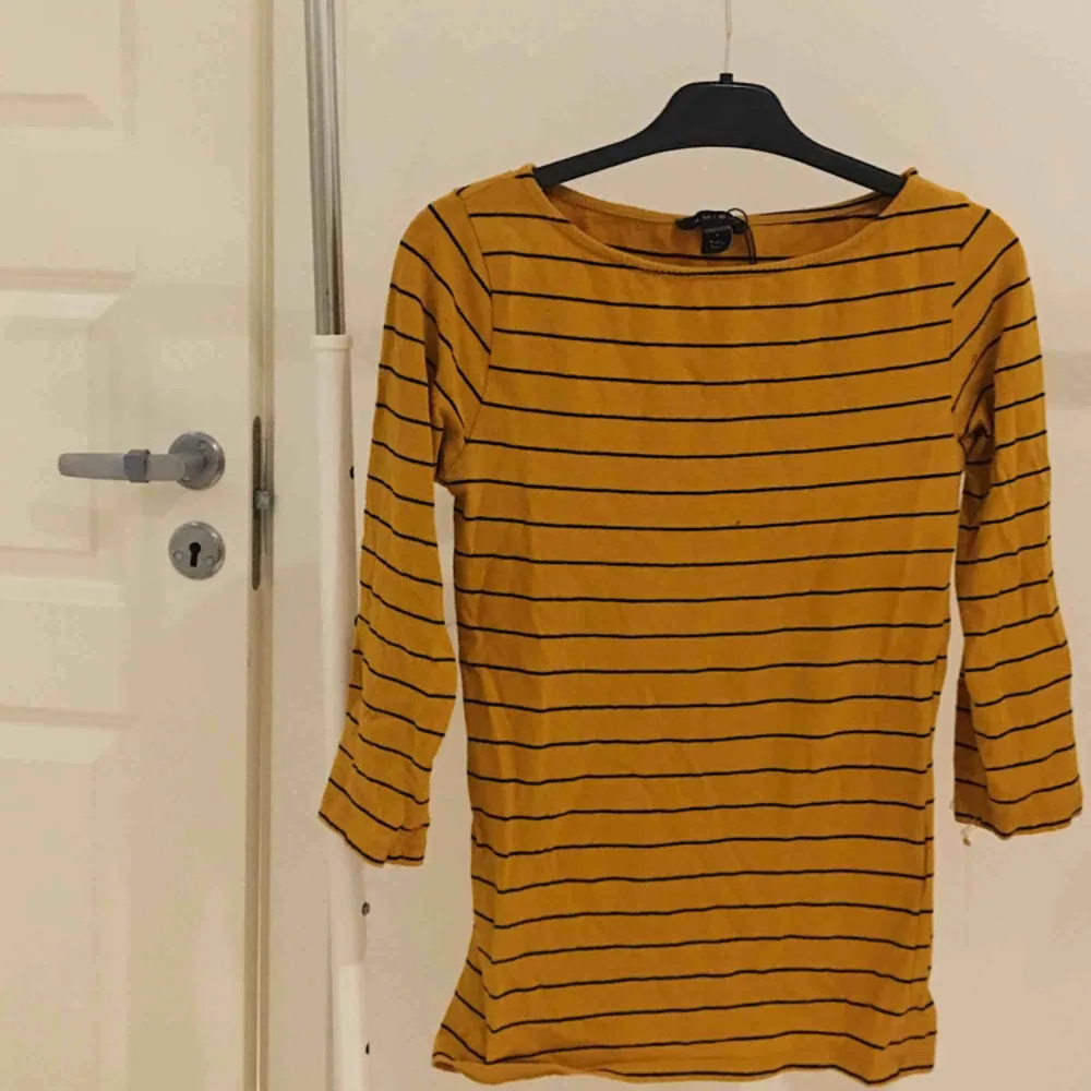 mustard yellow halvt långärmad tröja ! . Tröjor & Koftor.