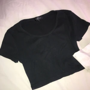  - Sparsamt använd croptop, passar S lika bra som M. Vid köpa av båda topparna (30kr), mötes upp sthlm/västerås annars betalas frakten själv (58kr,spårbar)