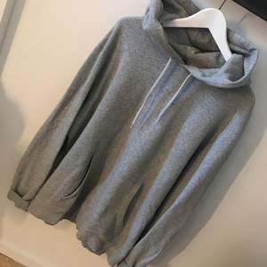 Vanlig grå hoodie från H&M herr (men passar såklart vem som helst). Använd ett par gånger men på senaste bara hängt kvar i garderoben. Kan posta men då står köparen för frakten!