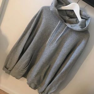  - Vanlig grå hoodie från H&M herr (men passar såklart vem som helst). Använd ett par gånger men på senaste bara hängt kvar i garderoben. Kan posta men då står köparen för frakten!