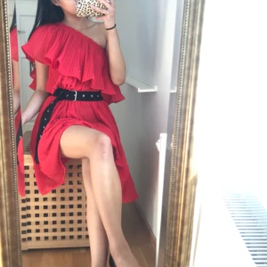  - Röd flowing klänning, som kan användas på 3 sätt! 