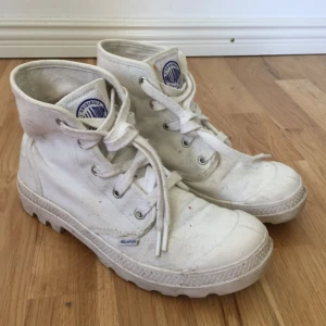  - Säljes i befintligt skick, alltså lite smutsiga. Kan nog bli fina om man ger dom lite kärlek!