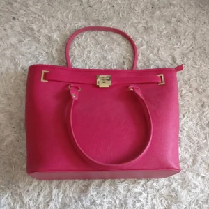  - Don Donna väska Nypris runt 400kr Aldrig använd!