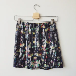  - Paljettkjol! Aldrig använt den så den är i nyskick.  Kan skickas, mottagaren står för frakt.